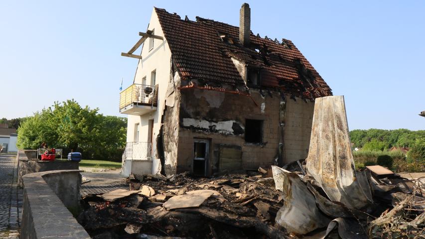 Besonders brandgefährlich war der Mai: Zuerst ging in Gremsdorf ein Carport in Flammen auf, das Feuer griff auf das Wohnhaus über; es entstand Schaden von 150.000 Euro.