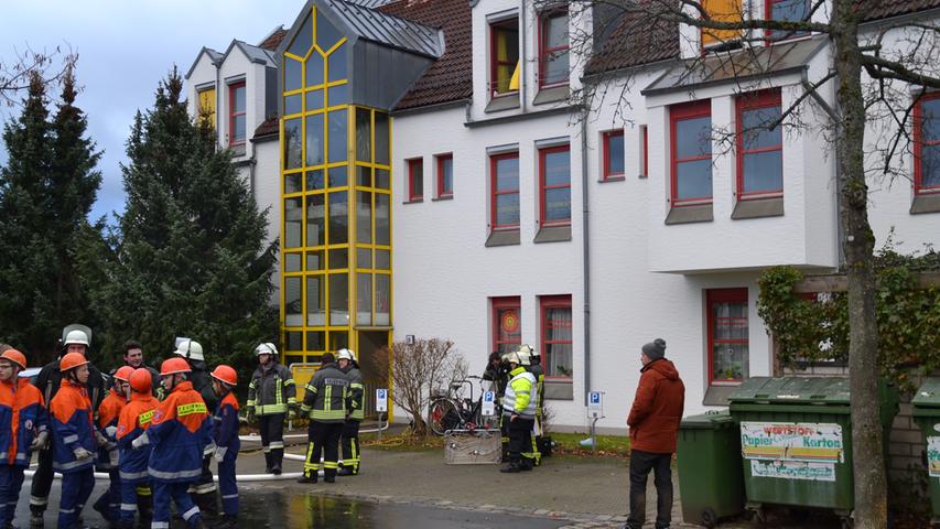 Ein Küchenbrand in Hemhofen verursachte einen Schaden von 60.000 Euro. Und im Dezember stand ebenfalls in Hemhofen ein Adventskranz in Flammen, in der Wohnung entstanden mindestens 100.000 Euro Schaden (im Foto).