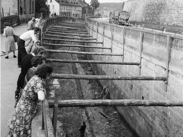 Noch keine Spur von Autobahn: Beim Bau des Hauptsammlers vor Jahrzehnten lag hier noch der alten Kanal. Archivfoto: Stümpel/Stadtarchiv