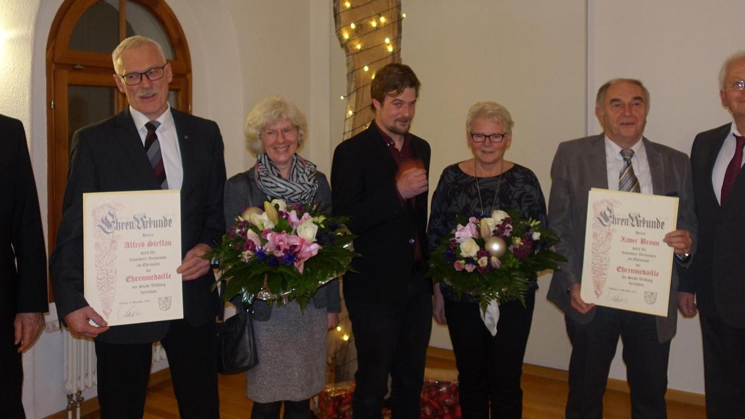Velburg ehrt verdiente Bürger: Im Verein, für Gemeinde und Kirche aktiv