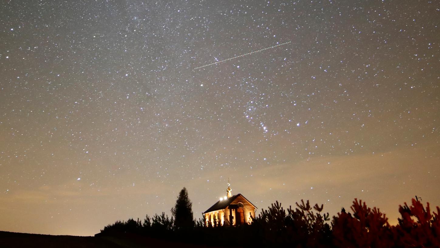 Sternschnuppen sind am nächtlichen Himmel zu sehen. Die Meteoriten gehören zu den Geminiden die alljährlich am Nachthimmel zu beobachten sind. Zahlreiche gelb-weiß leuchtende Sternschnuppen huschen derzeit über den vorweihnachtlichen Nachthimmel. Besonders viele Spuren des sogenannten Geminiden-Stroms sind in den Nächten zum Freitag und Samstag zu sehen.