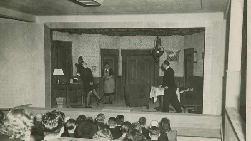 Die amerikanischen Besatzer betrieben nach 1945 in der Villa Falk das "Haus der Jugend". Im Keller der Villa wurde ein Theater eingerichtet, in dem die "Junge Bühne" vor 140 Besuchern ihre Stücke zeigte.