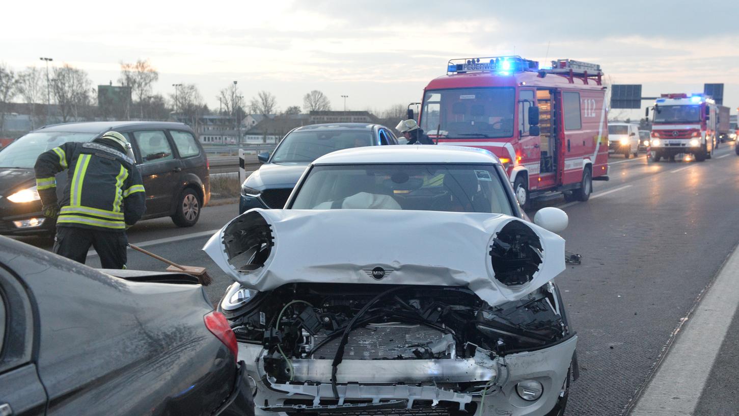 Am Donnerstagmorgen ist es auf der A73 zwischen Nürnberg und Erlangen zu einem Auffahrunfall mit drei beteiligten Autos gekommen.