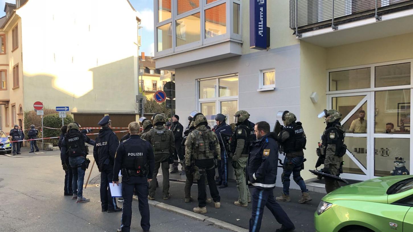 Polizeibeamte und Einsatzkräfte des Spezialeinsatzkommandos in der Dinglerstraße in Aschaffenburg: Hier hat sich am Donnerstag ein bewaffneter Mann in einem Büro verschanzt.