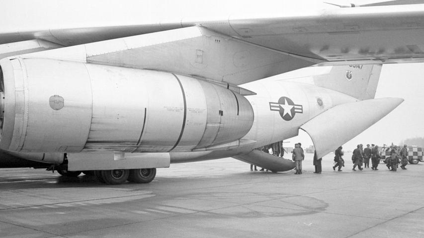 Bei den Militärtransportern handelte es sich um Flugzeuge der U.S. Air Force vom Typ "Lockheed C-141 Starlifter". Darin war Platz für 155 Soldaten. Der "Starlifter" war bis 2005 im militärischen Einsatz.