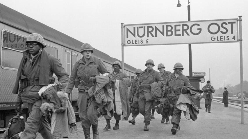 Mit dem Zug fuhren die Soldaten schließlich vom Nürnberger Ostbahnhof zum Truppenübungsplatz Grafenwöhr und von dort ging es dann weiter nach Hohenfels. In dieser Region führte die US-Armee das NATO-Manöver Reforger 1 mit insgesamt über 17.000 US-Soldaten durch.