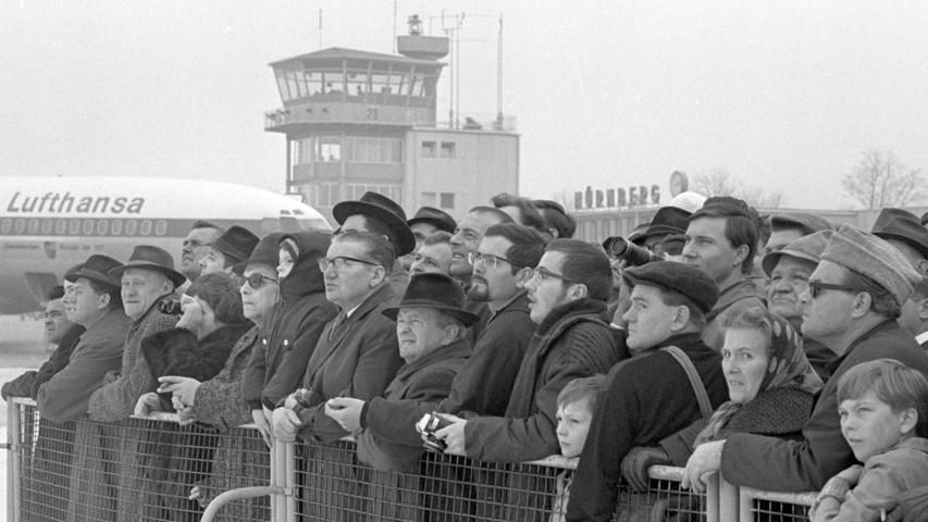 Die Luftlandeübung wurde zur Nürnberger Attraktion. Gebannt verfolgten die dicht gedrängten Zuschauer das Militärspektakel.