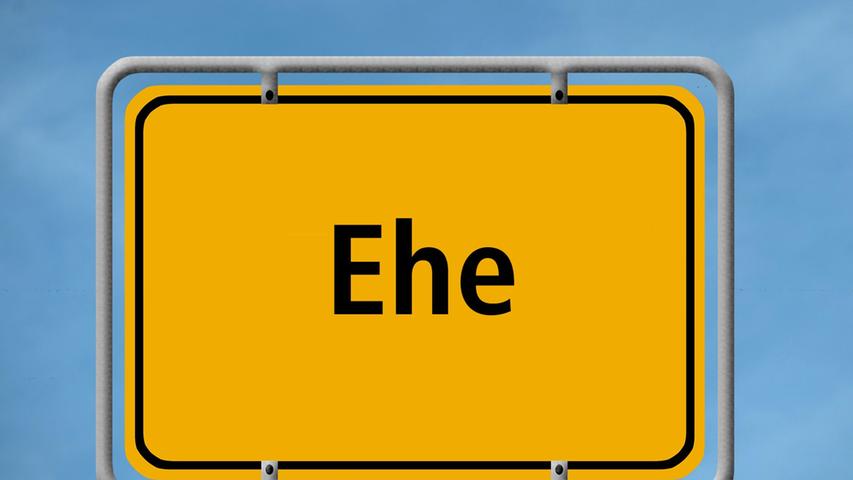 Was für ein Name! Ist auch den Ansässigen klar. Die haben aus ihrem Ortsnamen gleich ein Geschäft gemacht: "Heiraten in Ehe", dazu gibt es sogar eine eigene Homepage. Laut dieser ist das Dorf die einzige Siedlung mit diesem Namen weltweit. Der Diespecker Ortsteil liegt nördlich von Neustadt an der Aisch und hat nicht einmal 150 Einwohner. Der Name kommt vom althochdeutschen Wort "ewa", das neben "Ehe" auch "Gesetz" oder "Grenze" bedeutete und oft zur Kennzeichnung von Rechts- und Herrschaftsgebieten benutzt wurde. In diesem Fall ist es der einstige Ehebach, von dem der Weiler seinen Namen hat.