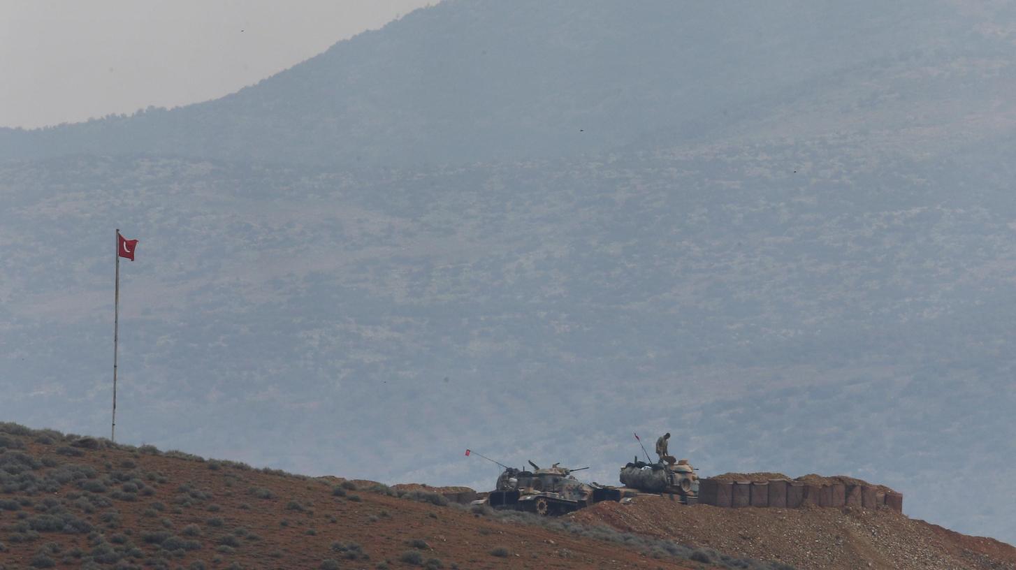 Türkische Panzer stehen an der Grenze zu Syrien - nun plant die Türkei erneut eine Offensive auf die Kurden-Milizen in Syrien.