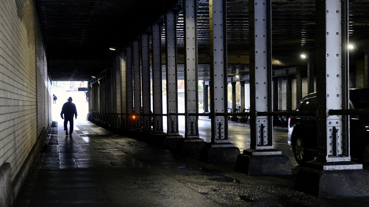 Höchst unbehaglich ist vor allem Frauen zumute, wenn sie abends durch Bahnunterführungen wie die an der Jakobinenstraße (im Bild) gehen müssen.