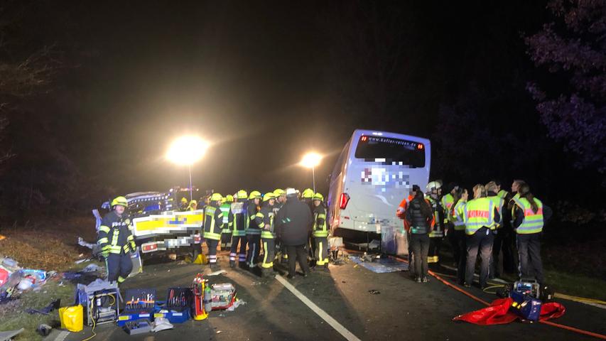 Trümmerfeld: Mehrere Verletzte nach Busunglück bei Stockstadt