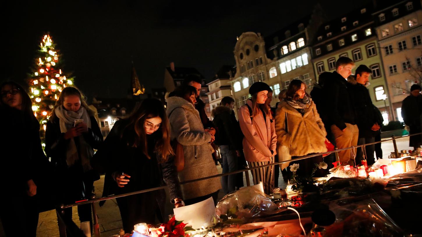 Menschen im französischen Straßburg gedenken den Opfern des Anschlags auf einem Weihnachtsmarkt.