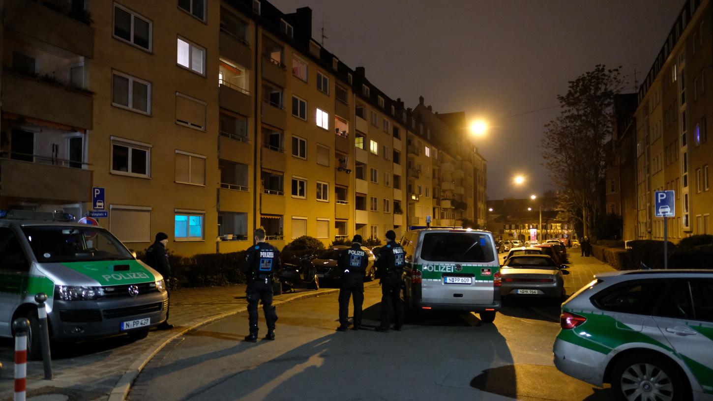 Ein Unbekannter hat am Donnerstagabend nacheinander drei Frauen im Nürnberger Stadtteil St. Johannis niedergestochen. Der Täter ist weiter auf der Flucht.