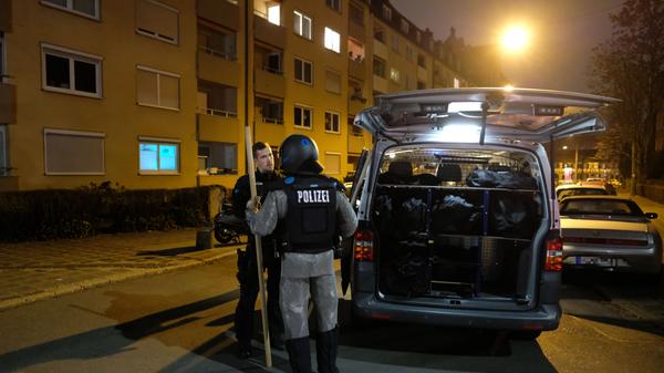 Gegen 22.45 Uhr stach ein Unbekannter in der Arndtstraße dann unvermittelt auf eine 26-Jährige ein, die gerade nach Hause lief.