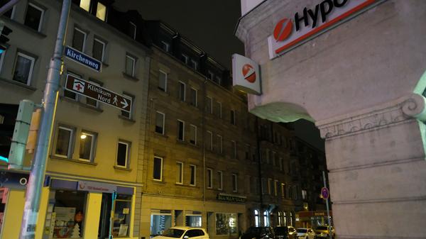 Das Rätselraten um das Motiv des 38-Jährigen geht auch am Montag weiter. Der Angeklagte schweigt bislang zu den Vorwürfen.