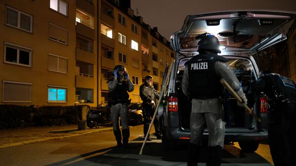 Auch mit einem Hubschrauber und Hundeführern wurde nach dem Täter gefahndet.