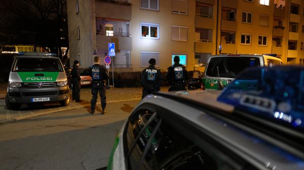 Donnerstag, 22:40 Uhr: Nur zehn Minuten später schlägt der Täter erneut zu. Diesmal trifft es eine 34-Jährige in der Campestraße. Auch sie wird angegriffen und schwebt nach der Messerattacke in Lebensgefahr.