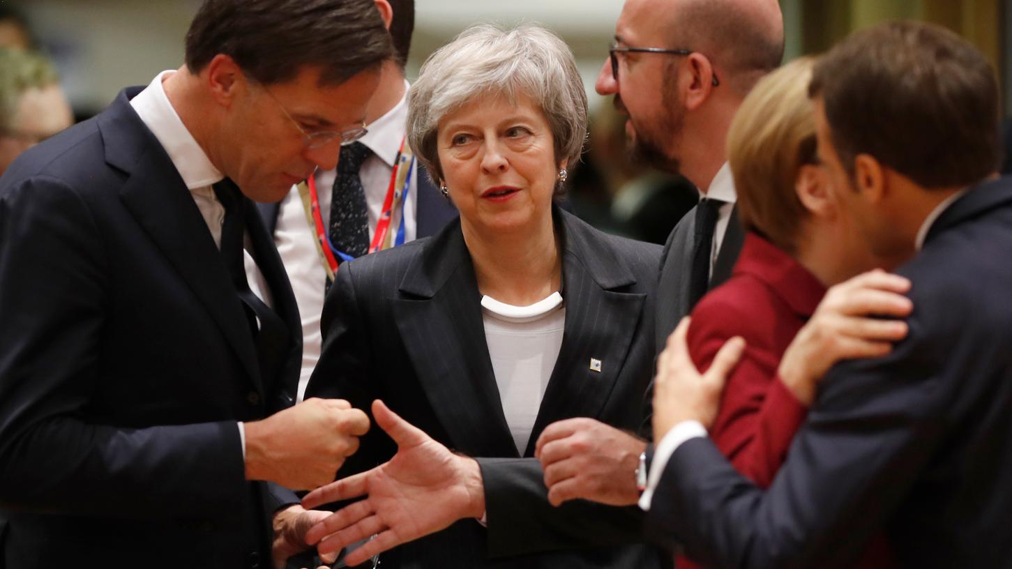 Theresa May (M), Premierministerin von Großbritannien, kommt zu einer Konferenz im Rahmen des EU-Gipfels.