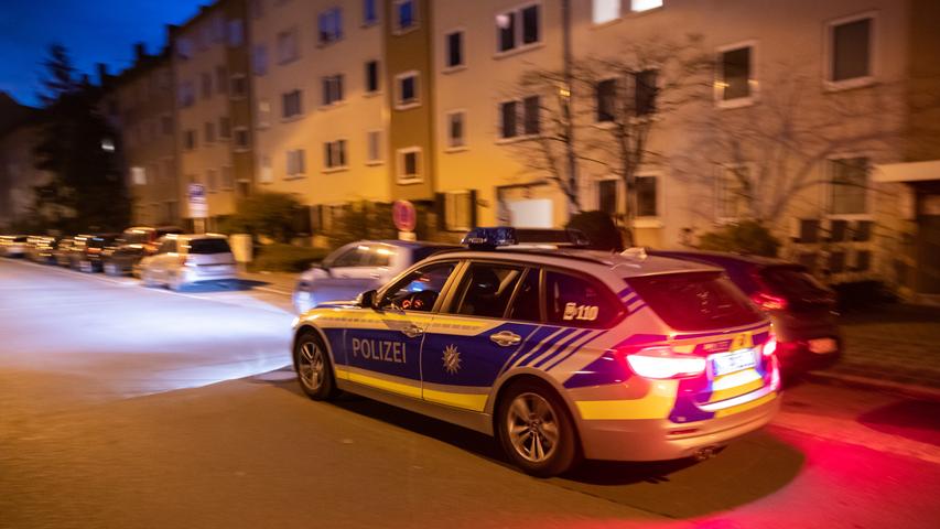 Seit Montag sucht die Polizei nach einer wichtigen, bislang unbekannten Zeugin. Die Frau soll am Donnerstag, 13. Dezember 2018, um etwa 22 Uhr mit ihrem Hund in der Rückertstraße gewesen sein.