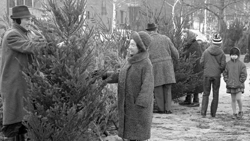 Auch der Christbaummarkt hat begonnen. „Greifen‘s zu, Frau“, sagt der Händler.Hier geht es zum Kalenderblatt vom 16. Dezember 1968: Sturm auf die Geschäfte