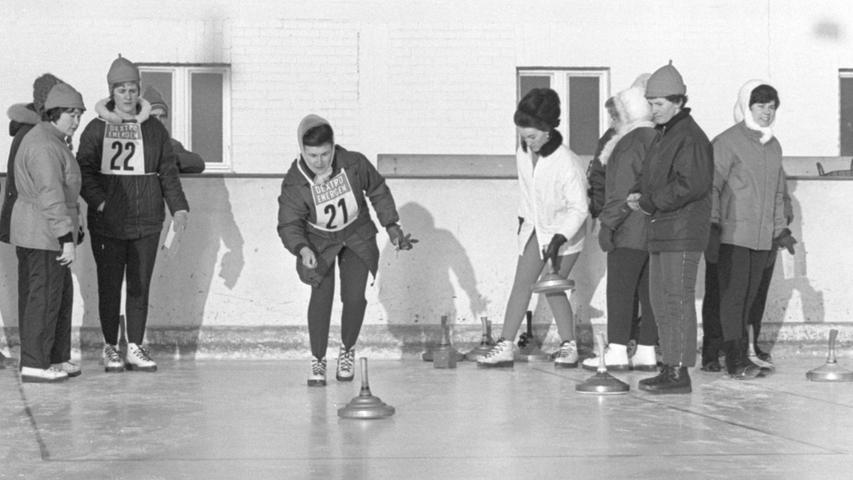 Stundenlang rutschten auf dem Eis des Lindestadions die Stöcke der Eisschützen, ehe die Sieger feststanden. Hier geht es zum Kalenderblatt vom 17. Dezember 1968: Linzer Eisschützen holten den Ehrenpreis