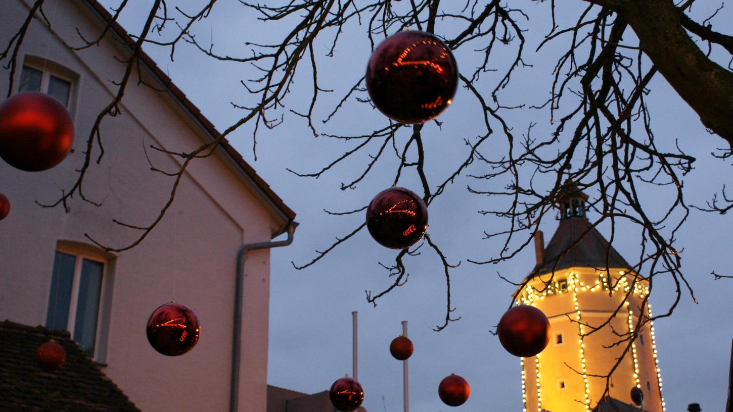 Rote Christbaumkugeln und ein leuchtender Turm. Die Kulisse auf dem Gunzenhäuser Weihnachtsmarkt kann sich sehen lassen.