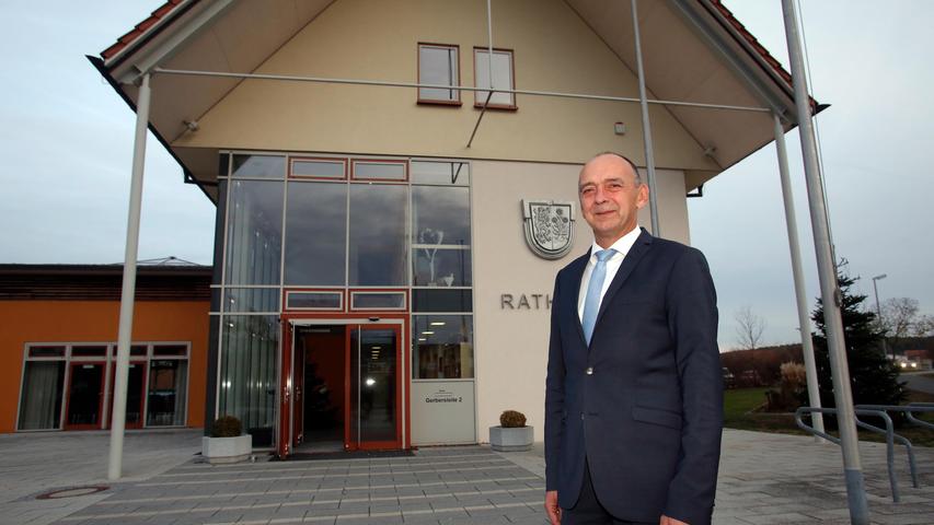 Vor einem noch immer neuen Rathaus: Bürgermeister Heinrich Süß Ende November 2018.
