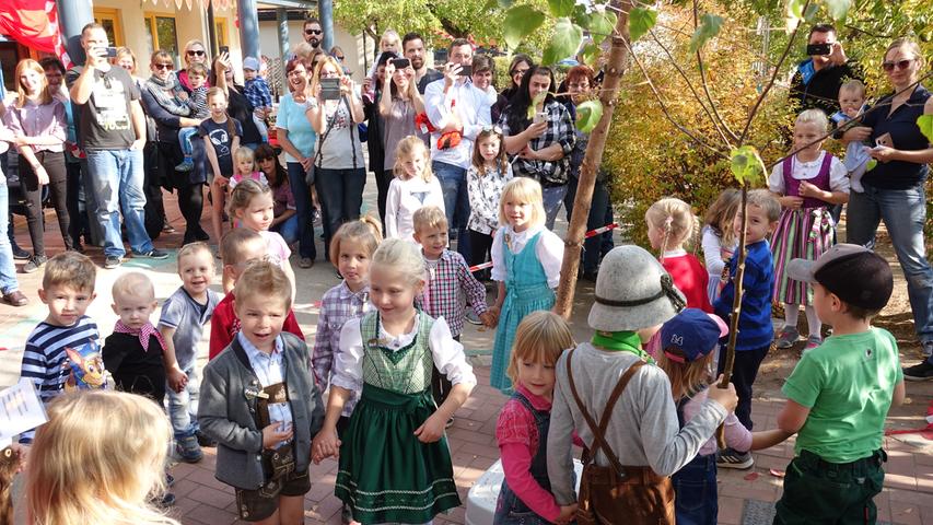Die erste Kinderkerwa im Kindergarten Buch bei Weisendorf mit Baum aufstellen, Betzentanz und Kerwasliedern. Stellvertretende Leiterin Sabine Schell (im Dirndl), Kinder und Eltern eröffneten die Kerwa.