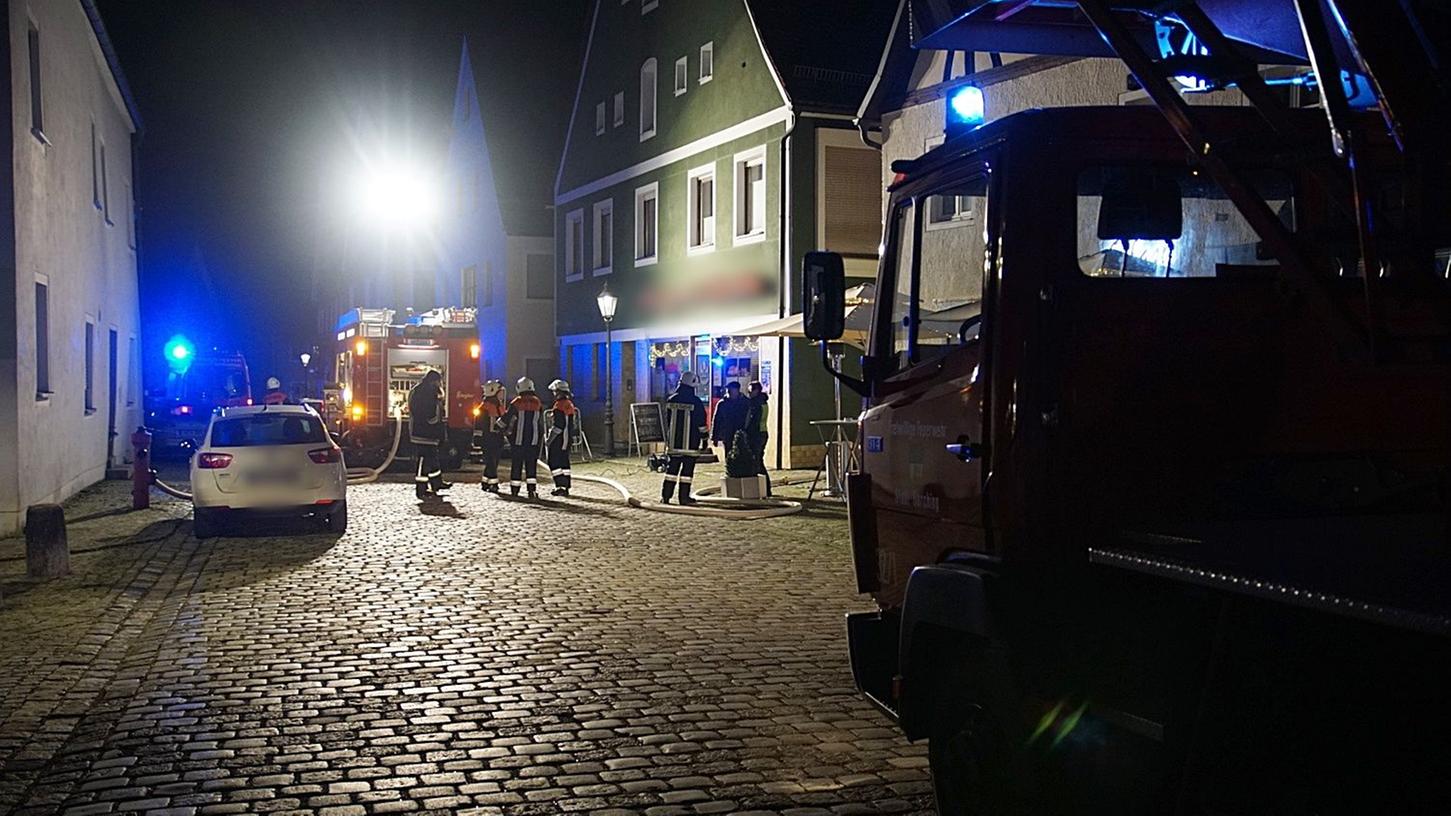 Nach lautem Knall in Berching: Metzgerei stand in Flammen