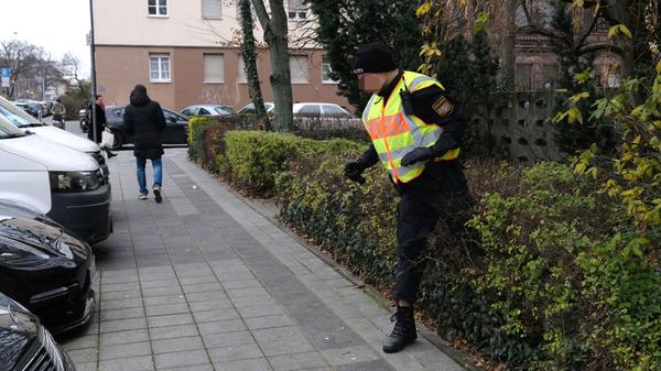 Nach den Taten durchkämmte die Polizei das Viertel. Die drei Opfer im Alter von 26, 34 und 56 Jahren hatten keinen Bezug zum Täter.