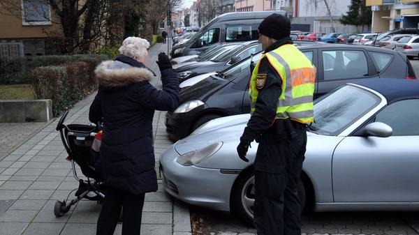 Im Laufe des Freitags bildet die Nürnberger Polizei die Sonderkommission "Johannis" mit 40 Beamten. Beamte führen den ganzen Freitag Anwohnerbefragungen durch und kontrollieren neben öffentlichen Gebäuden auch Spielhallen und Gaststätten.