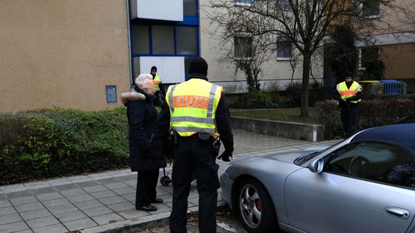 Zwei Tage lang lief eine Großfahndung im Norden der Stadt, die Ermittler setzten dabei auch Diensthunde ein und überwachten die Straßen aus der Luft per Hubschrauber.