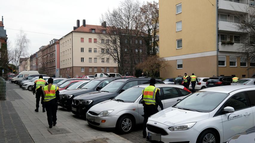 Sowohl rund um den Tatort, als auch in der Nürnberger Innenstadt war die Polizei verstärkt präsent. "Es geht auch darum, weitere mögliche Taten zu verhindern", hieß es seitens der Ermittler.