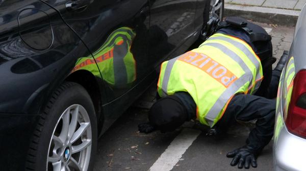 Obendrein habe es in dem Stadtteil seit dem ersten Vorfall am Donnerstag, gegen 19.20 Uhr, eine große Polizeipräsenz gegeben, in Uniform wie in Zivilkleidung.