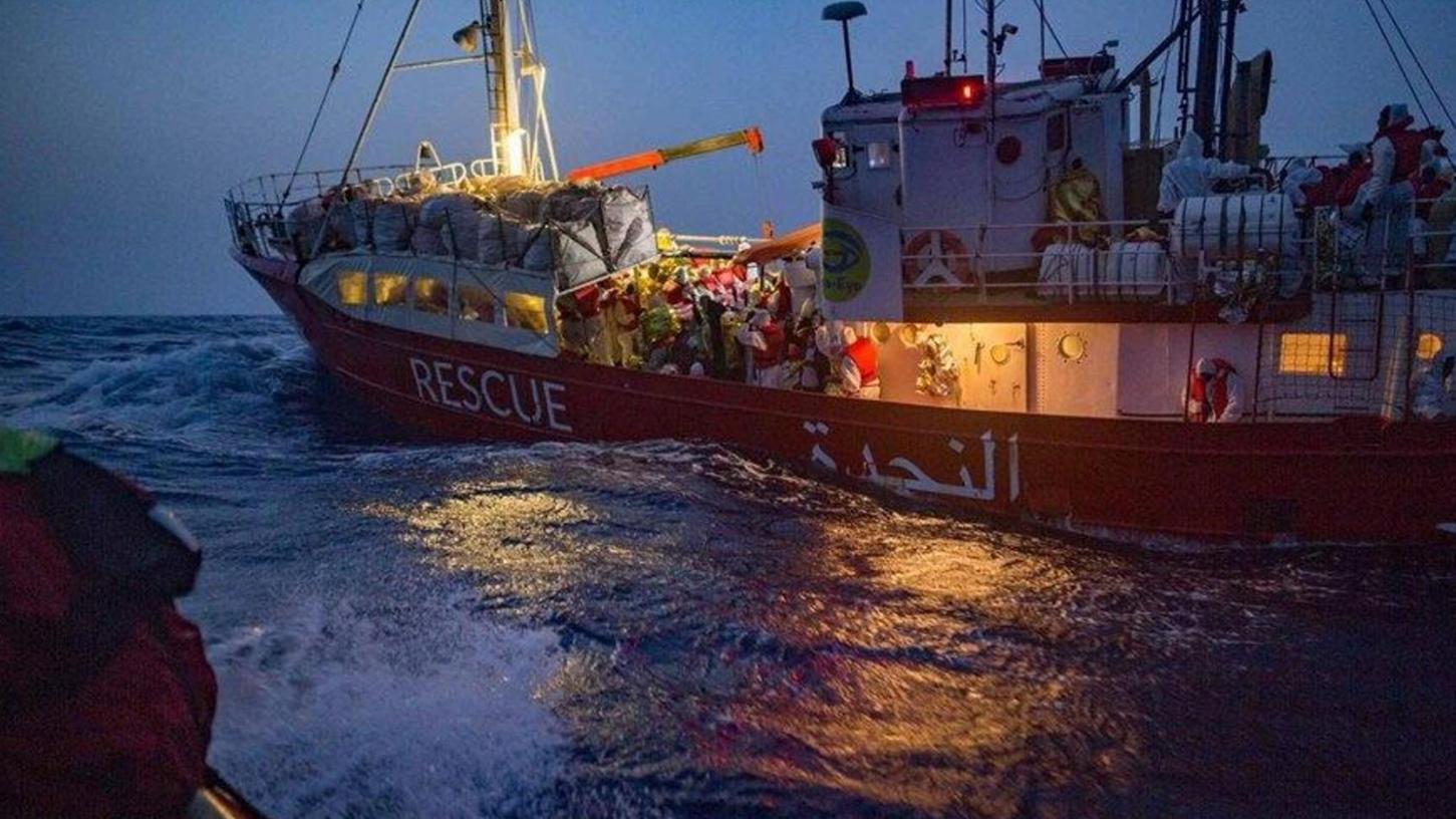 Das Rettungsschiff "Seefuchs" auf seiner letzten Fahrt im Mittelmeer: Monatelang konnte das Schiff den Hafen von Malta nicht verlassen. Auch die Behörden der Niederlande, unter deren Flagge die Hilfsorganisation "Sea-Eye" fuhr, machten Ärger. Doch jetzt fahren die Seenotretter mit einem neuen Schiff Richtung Libyen.