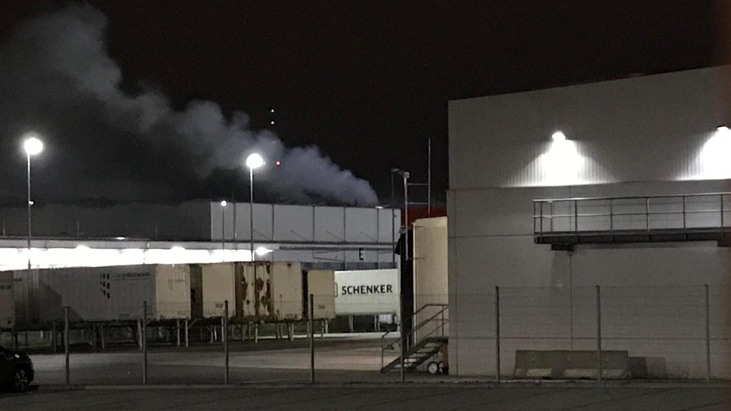 Über eine Stunde lang drang am Freitagabend Rauch aus dem Paketsortierzentrum im Nürnberger Süden.