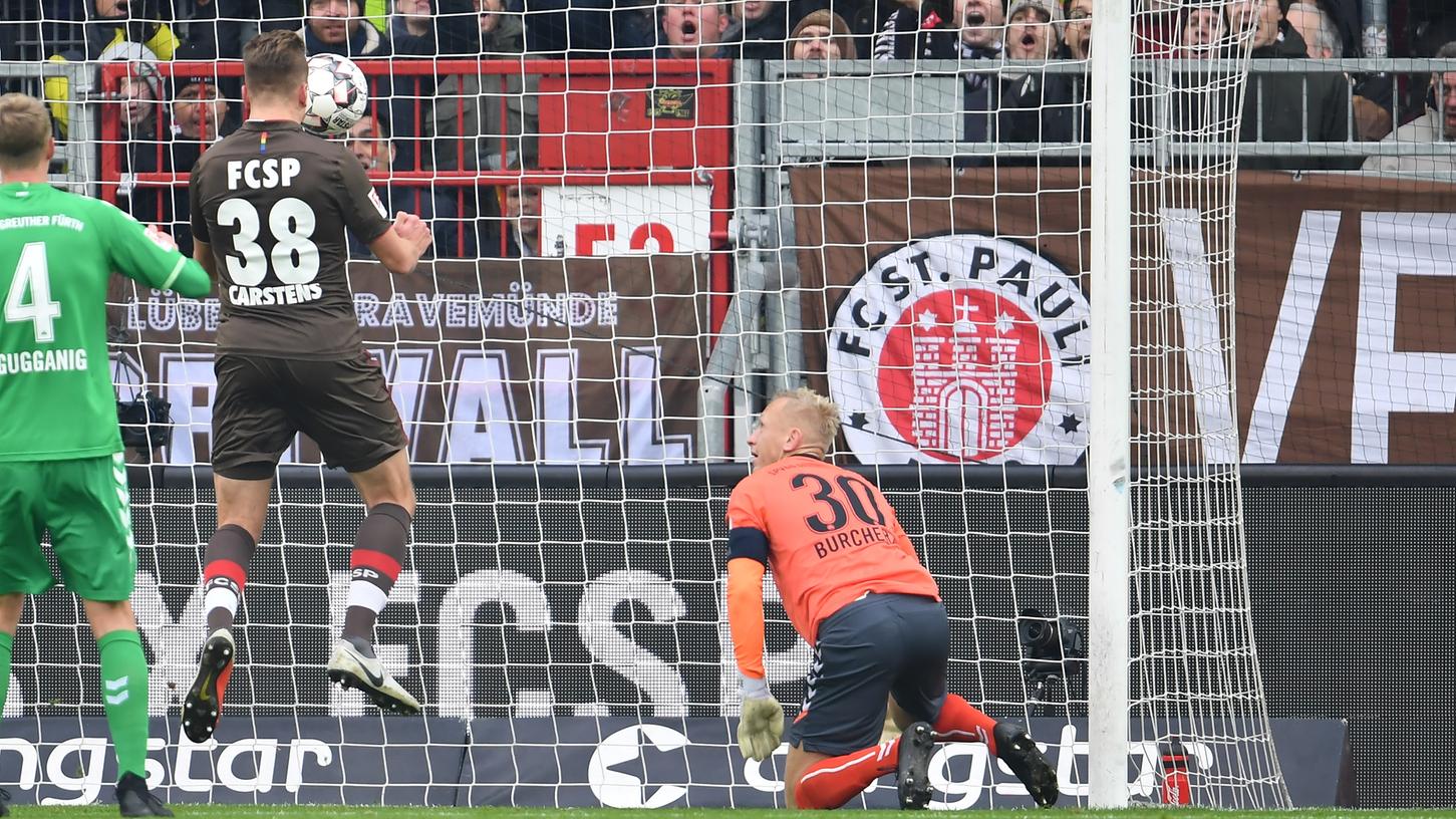 Das 1:0 für St. Pauli geht auf das Konto von Florian Carstens. Zuvor konnte Burchert einen Kopfball noch parieren, beim zweiten Versuch war er jedoch machtlos.