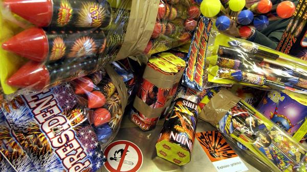 Der Silvesterumsatz mit Feuerwerksartikeln ist in den vergangenen Jahren kontinuierlich gestiegen. Kurz nach der Jahrtausendwende fiel der Umsatz zwar einmal unter die Marke von unter 100 Millionen Euro, im vergangenen Jahr gaben die Deutschen jedoch knapp 140 Millionen Euro für die Knallerei zum Jahreswechsel aus. Nach Ansicht von Branchenkennern liegt das nicht nur an den aktuellen guten Wirtschaftsdaten und der niedrigen Arbeitslosigkeit, sondern an der großen Beliebtheit von teuren Feuerwerksbatterien, bei der nach einmaliger Zündung die Effekte nacheinander abgefeuert werden.