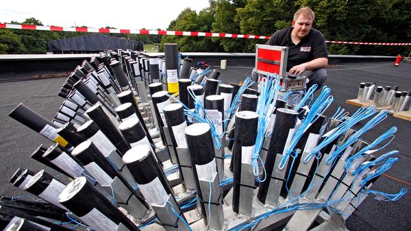 Für professionelle Feuerwerke sind die sogenannten Pyrotechniker (hier bereitet Florian Schneider gerade die Feuerwerkskörper für das Nürnberger Klassik Open Air vor) zuständig. Um in diesem Beruf zu arbeiten, müssen angehende Pyrotechniker staatlich anerkannte Lehrgänge absolvieren und eine umfangreiche Fachkundeprüfung bestehen. Ein Feuerwerker wiederum beschäftigt sich mit ganz anderen Dingen, nämlich mit dem Entschärfen von Munition und Kampfmitteln wie Bomben oder Granaten. Deshalb versehen Feuerwerker ihren Dienst normalerweise im Militär- oder Polizeidienst.
