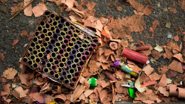 Nicht nur besagte Feuerwerksbatterien (hier liegt ein ausgebranntes Exemplar am Neujahrsmorgen auf der Straße), sondern auch Böller und Raketen bestehen zum größten Teil aus Papier oder Pappe. Wichtigste Zutat ist aber natürlich Schwarzpulver, und nur selten wird wegen der Splittergefahr Kunststoff verwendet.