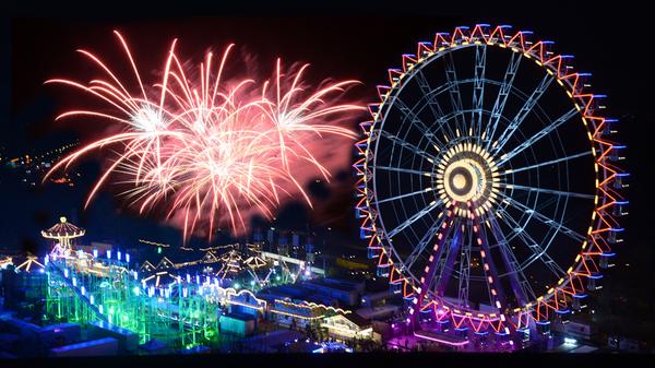 In Mitteleuropa werden Feuerwerke nach dem Umfang der Effekte und der davon ausgehenden Gefahr in vier verschiedene Kategorien eingeteilt. Großfeuerwerke wie hier beim Nürnberger Volksfest dürfen nur von ausgebildeten Pyrotechnikern abgebrannt werden, sogenannte Mittelfeuerwerke der Kategorie F3 nur von Personen mit einer speziellen Erlaubnis, Kleinfeuerwerke von erwachsenen Personen und Kleinstfeuerwerke wie Wunderkerzen oder Tischfeuerwerke auch von Jugendlichen. Kleinstfeuerwerk darf auch in aller Regel ohne gesetzliche Einschränkung das ganze Jahr verwendet werden.