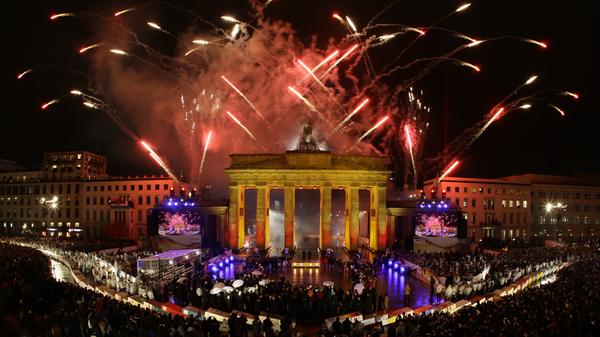 Die größte Silvesterfete in Deutschland findet traditionell in Berlin statt. Bis zu eine Million Besucher feiern auf der rund zwei Kilometer langen Partymeile am Brandenburger Tor den Jahreswechsel. Bei dem Feuerwerk um Mitternacht werden rund 6000 Feuerwerkskörper abgefeuert, die Kosten für das etwa zehn Minuten dauernde Spektakel bewegen sich im hohen sechsstelligen Bereich.