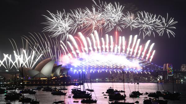 Sydney ist jedes Jahr die erste Metropole auf dem Globus, die das neue Jahr mit einem riesigen Feuerwerk begrüßt. Wenn vor dem weltbekannten Opernhaus der australischen Millionenstadt die Raketen in den Himmel steigen, müssen sich die Menschen in Deutschland noch zehn Stunden bis zum Jahreswechsel gedulden. Gewaltige pyrotechnische Spektakel leisten sich auch New York, London, Paris und natürlich zahlreiche asiatische Metropolen wie Hongkong, Shanghai oder Kuala Lumpur. Extrem viel Geld verpulvern auch die Vereinigten Arabischen Emirate: Das wohl bislang teuerste Feuerwerk der Welt wurde 2009 in Abu Dhabi veranstaltet. Die Show kostete insgesamt 20 Millionen Dollar.
