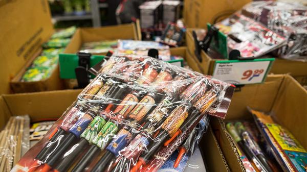 Wenig überraschend: Der größte Hersteller und Exporteur von Feuerwerksartikeln ist China. Hier werden über 90 Prozent aller Feuerwerkskörper der Welt hergestellt. In Deutschland verdienen etwa 3000 Menschen mit der Produktion von Feuerwerksartikeln und dem Veranstalten von professionellen Feuerwerken ihren Lebensunterhalt.