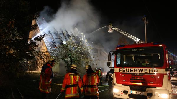 Neben der Polizei und den Rettungsdiensten ist auch die Feuerwehr zum Jahreswechsel gut beschäftigt. Allein in Berlin mussten die Brandschützer in der Silvesternacht 1580 Mal ausrücken und knapp 400 Brände löschen. Vor allem in Altstädten mit viel historischer Bausubstanz sind Feuerwerkskörper eine nicht zu unterschätzende Gefahr.