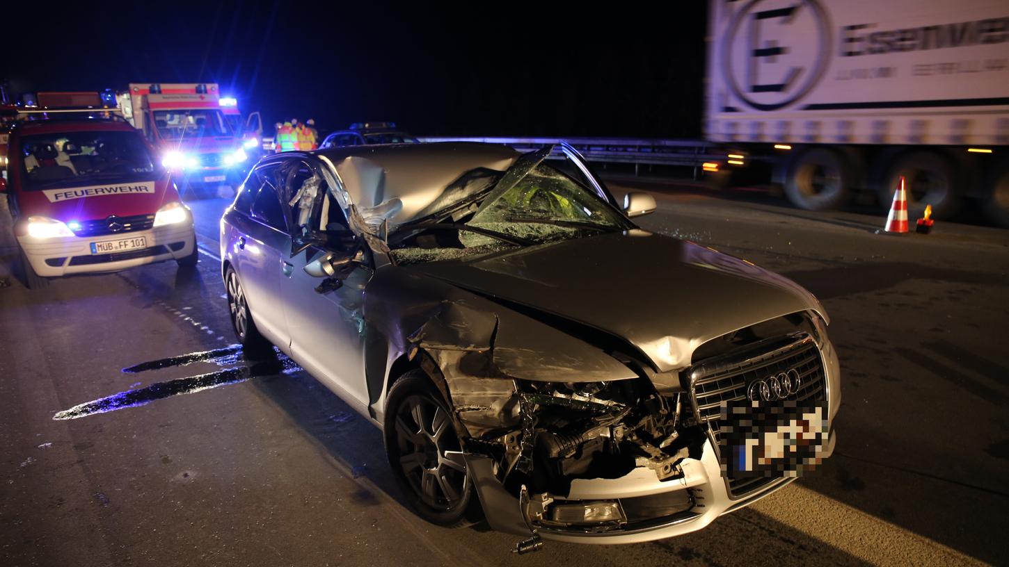 Der Audi wurde durch die Wucht des Aufpralls komplett demoliert. Das Kind auf dem Beifahrersitz hatte Glück im Unglück. Es kam mit mittelschweren Verletzungen ins Krankenhaus.