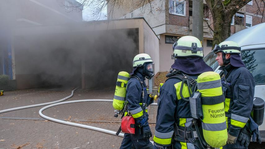 Tiefgaragenbrand in Nürnberg: Auto in Flammen