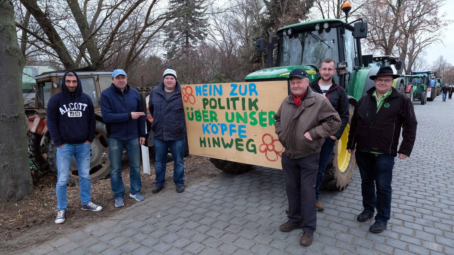 Demo der Bauern mit 25 Traktoren und 2 Pferdekutschen gegen die Demo der Bauern mit 25 Traktoren und 2 Pferdekutschen gegen die