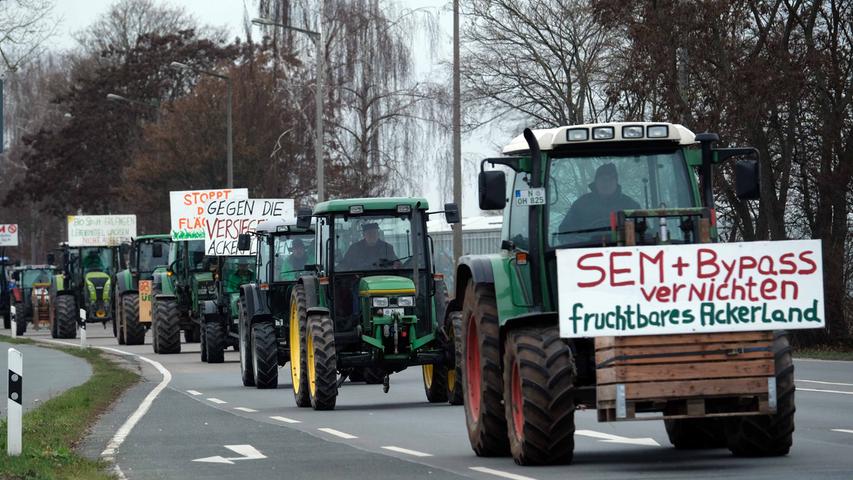Mit Traktoren, Plakaten und Spruchbändern machten die Landwirte ihrem Ärger Luft.
Mit Traktoren, Plakaten und Spruchbändern machten die Landwirte ihrem Ärger Luft.