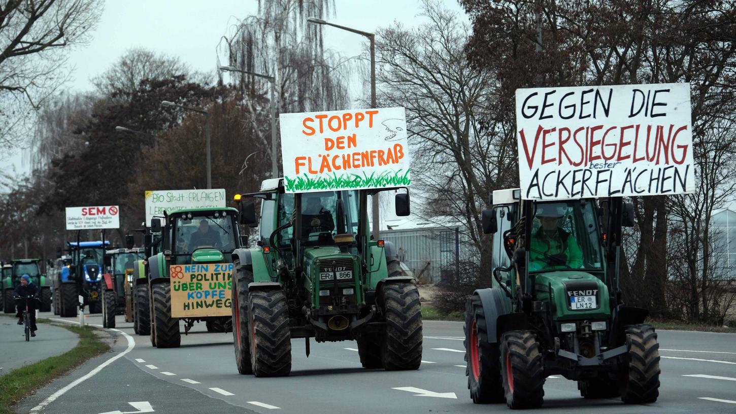 Auch im Knoblauchsland ist die Versiegelung landwirtschaftlicher Flächen ein Reizthema. Unser Bild zeigt eine Protestaktion vom Dezember 2018.